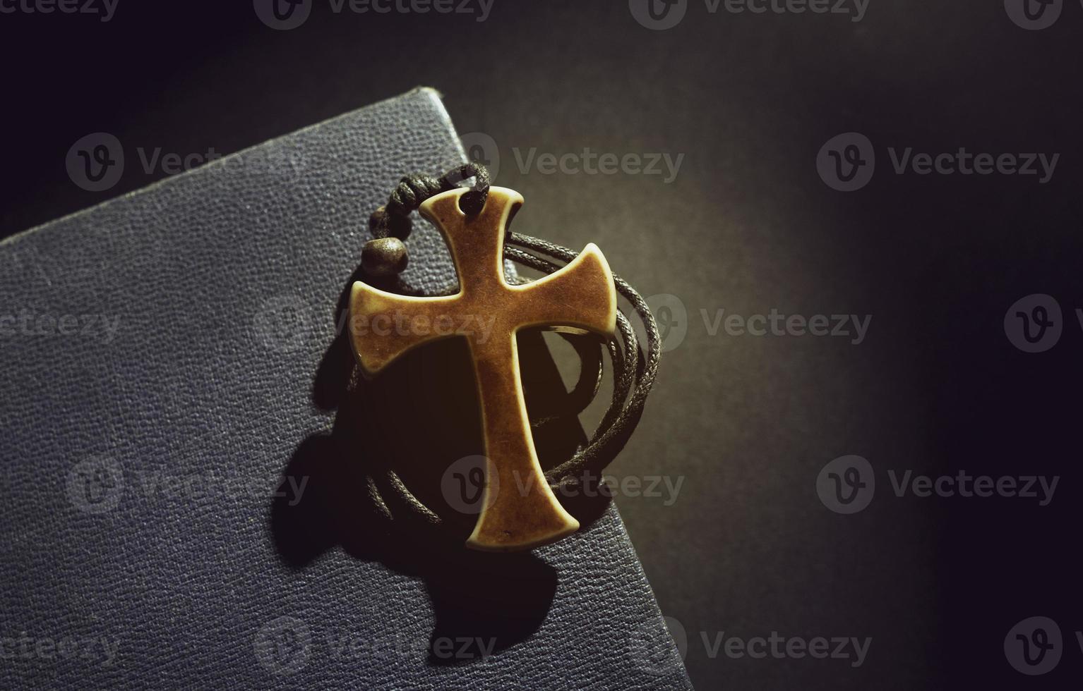 heilige religion bibel und kreuz foto