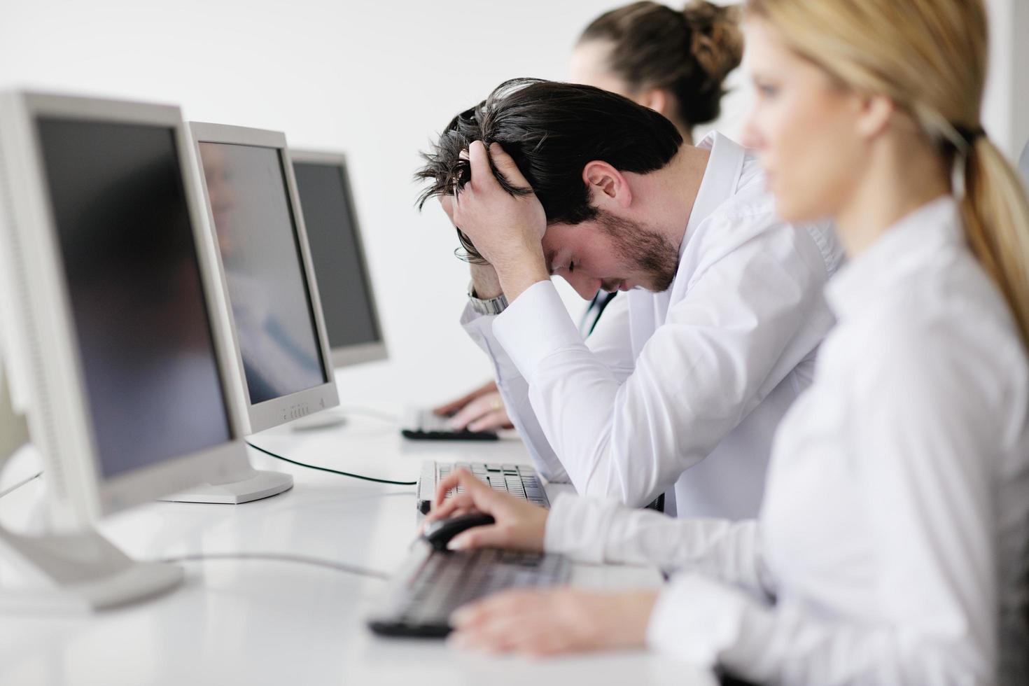 müder und deprimierter junger Geschäftsmann im Büro foto