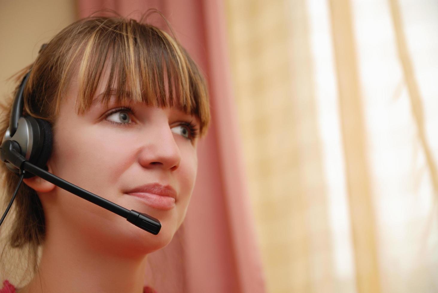 intelligente junge Frau mit Headset foto