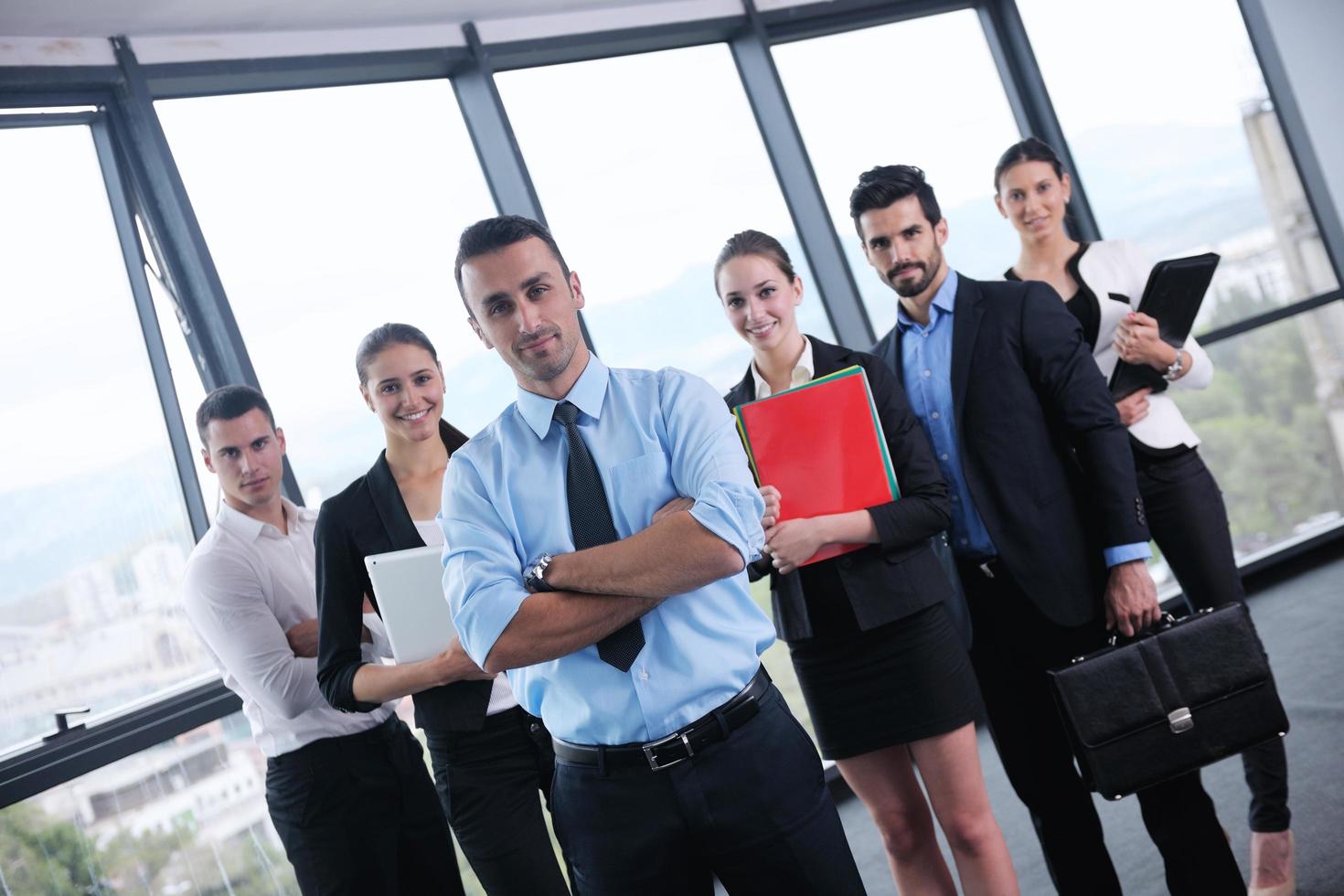 Geschäftsleute in einer Besprechung im Büro foto