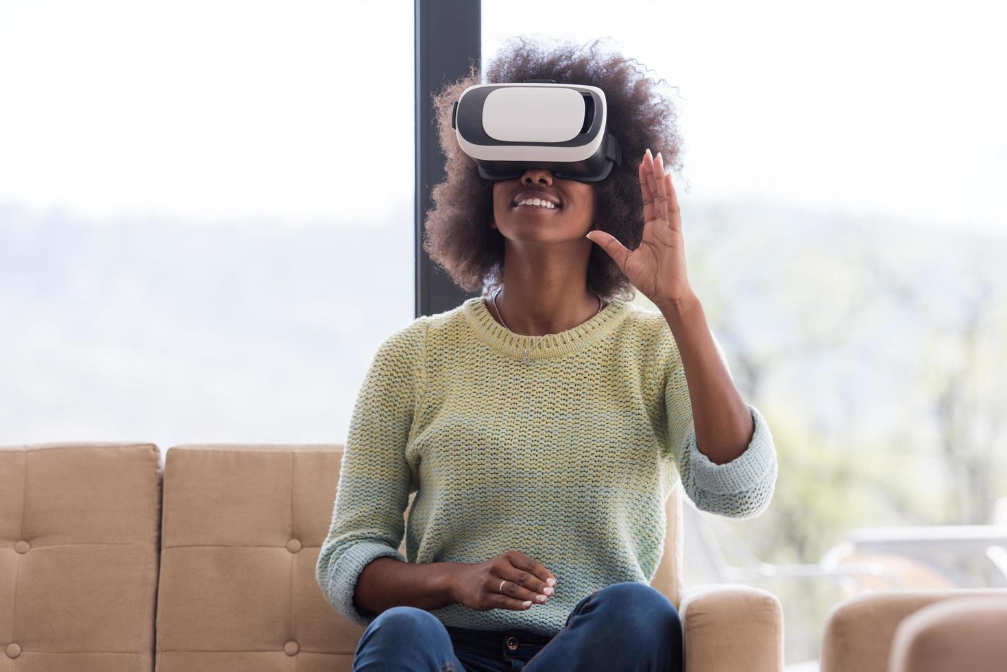 schwarze frau mit vr-headset-brille der virtuellen realität foto