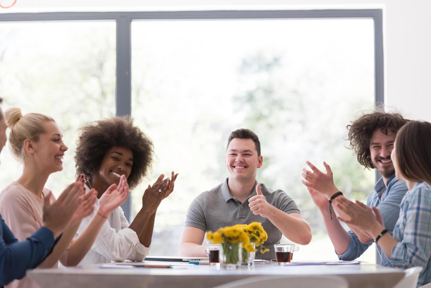 multiethnische Startup-Gruppe junger Geschäftsleute, die Erfolge feiern foto