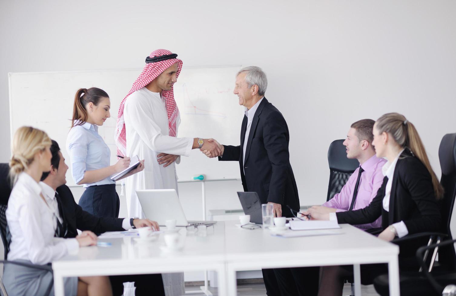 Arabischer Geschäftsmann beim Treffen foto