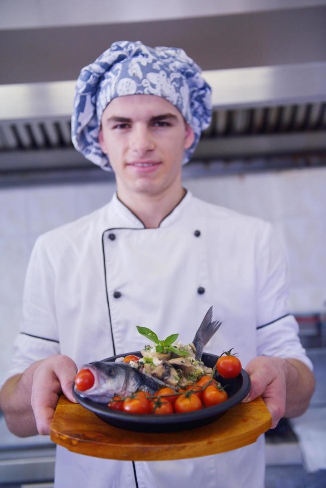 Koch bereitet Essen zu foto