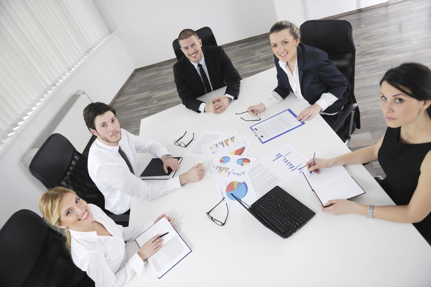 Geschäftsleute in einer Besprechung im Büro foto