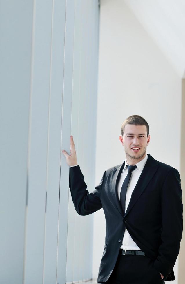 junger Geschäftsmann allein im Konferenzraum foto