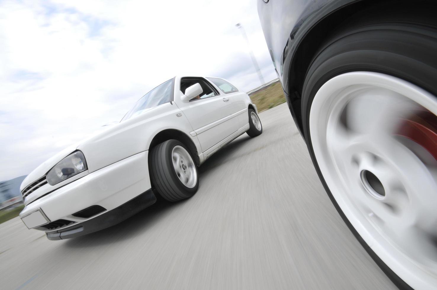 schnelles auto bewegt sich mit bewegungsunschärfe foto