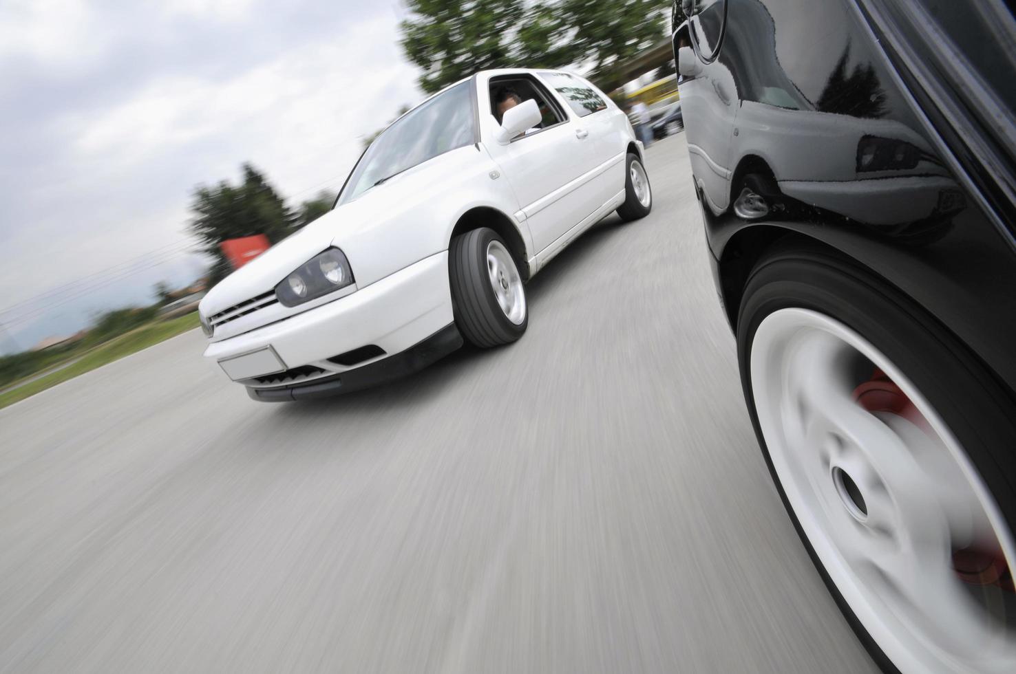 schnelles auto bewegt sich mit bewegungsunschärfe foto