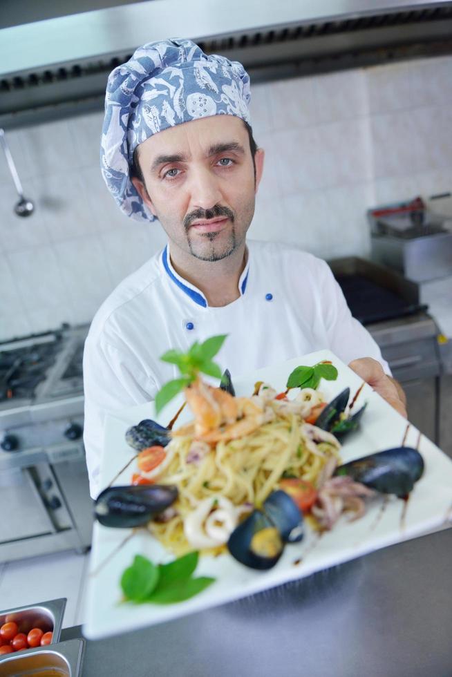 Koch bereitet Essen zu foto