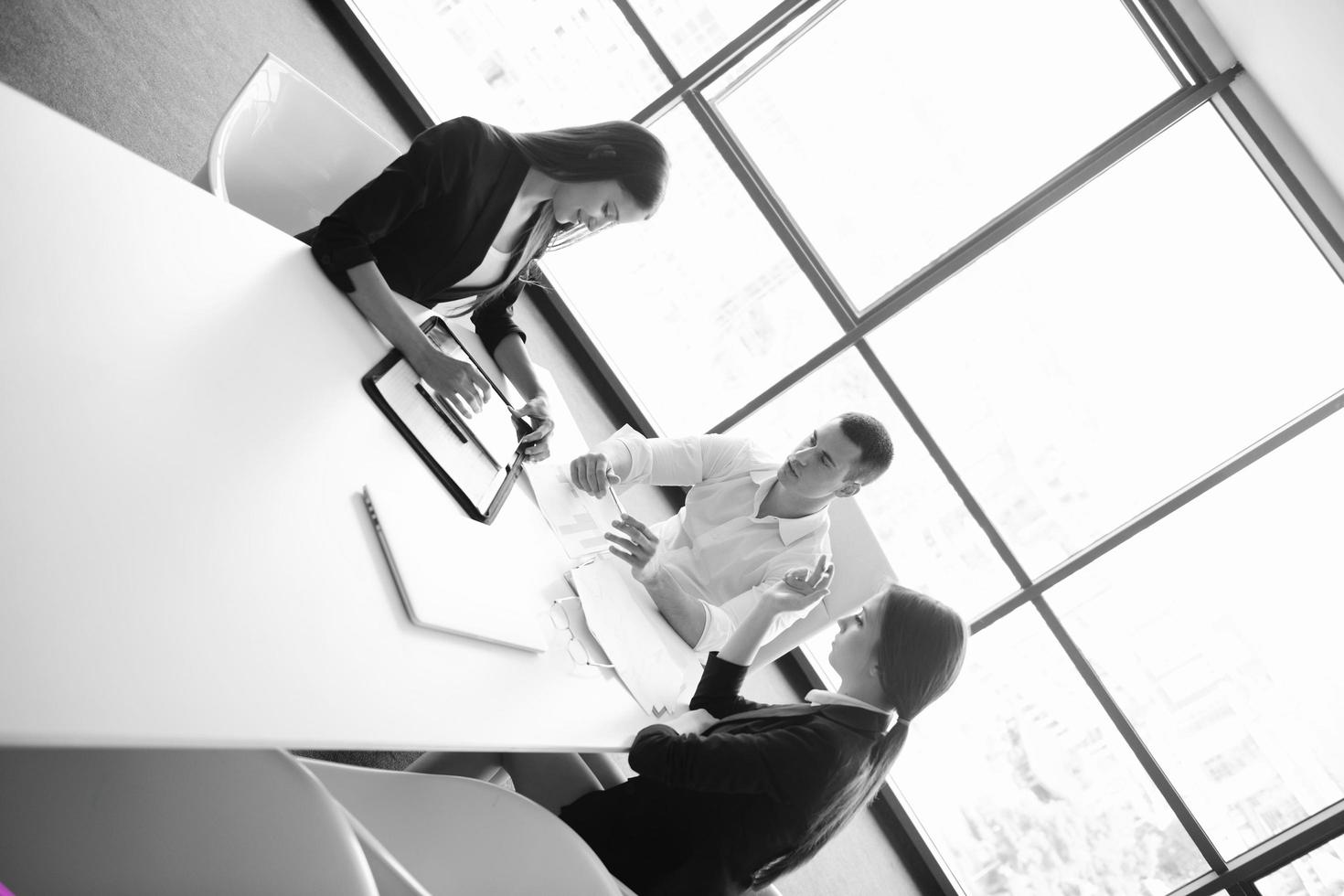 Geschäftsleute in einer Besprechung im Büro foto