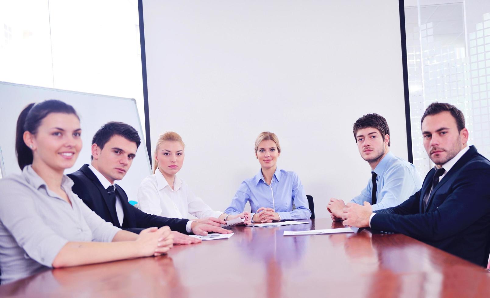 Geschäftsleute in einer Besprechung im Büro foto