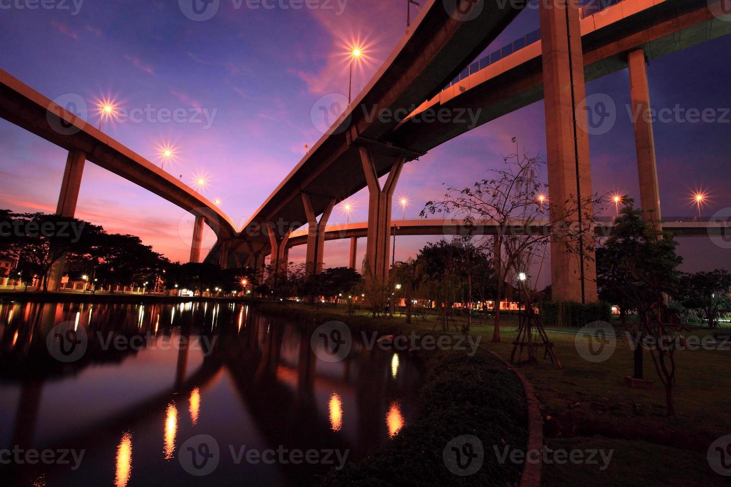 Bhumibol-Brücke mit Skyline-Reflexion in der Abenddämmerung foto