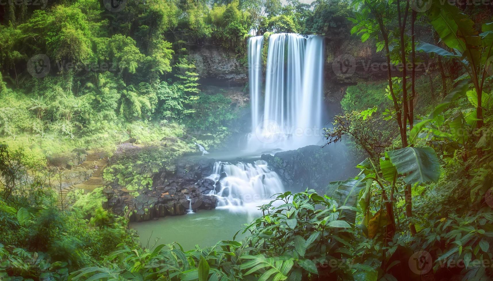 Wasserfall im Sommer Dam'bri foto