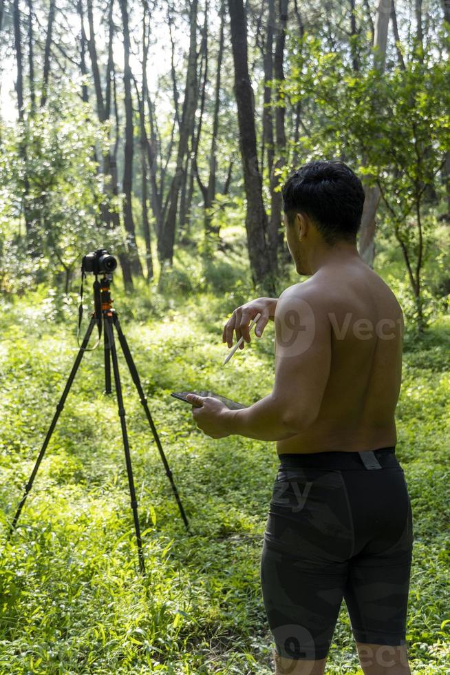 kerl mit tablet, der videoblog am telefon macht. isolierte person, die online-unterricht gibt. mann, der online-unterricht mit telefon gibt. foto