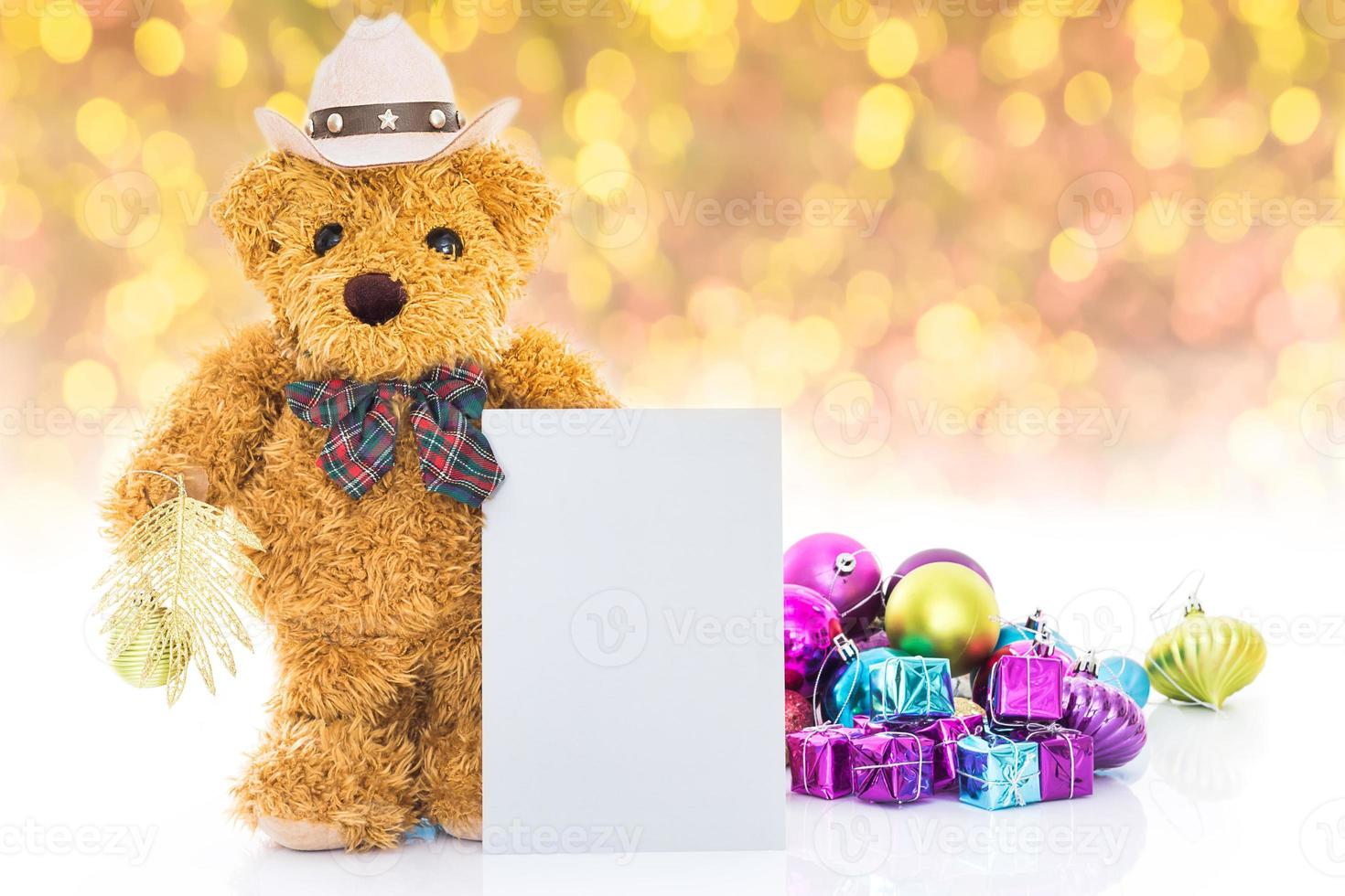 Teddybär mit Geschenken und Grußkarte foto