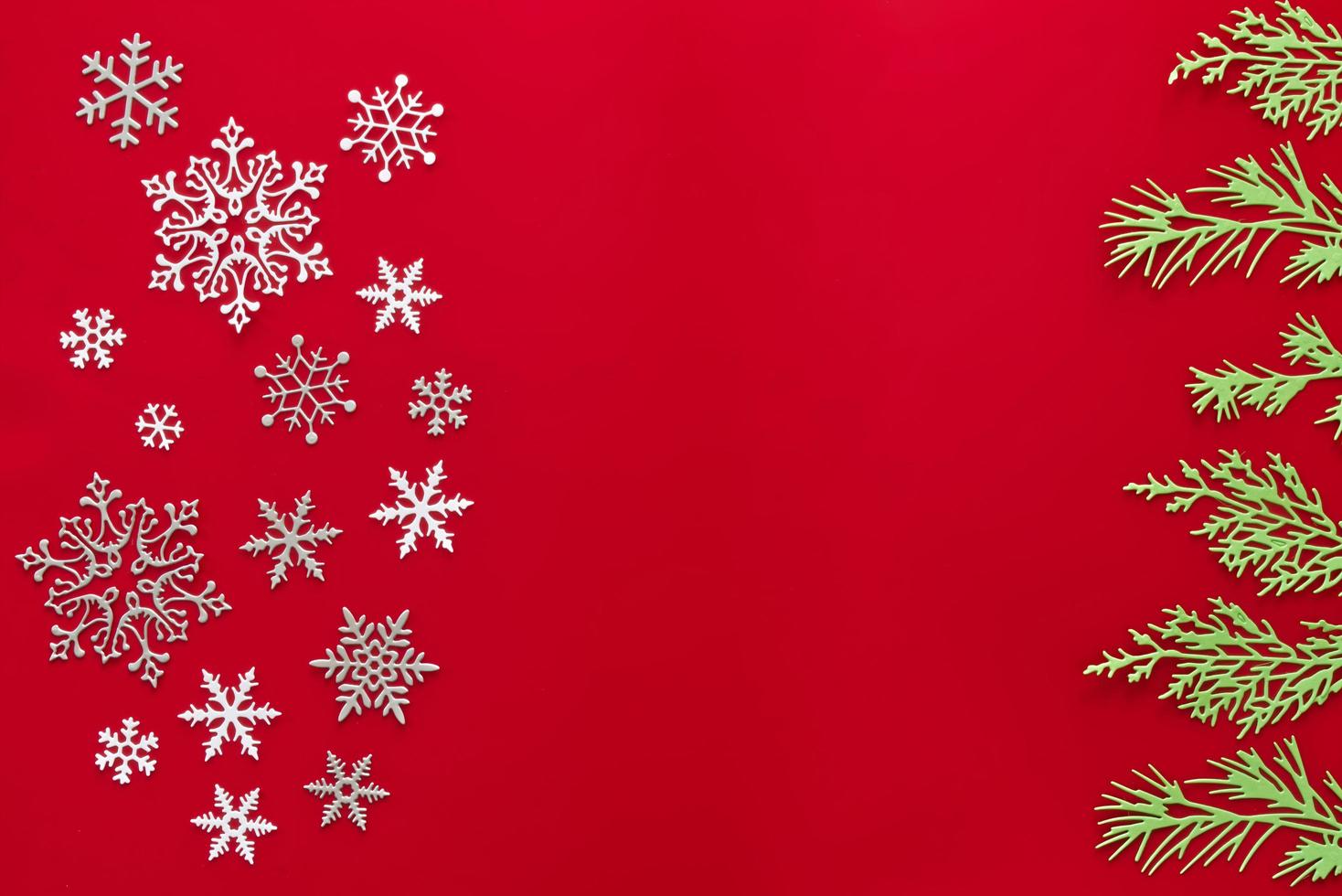 Schneeroter Hintergrund. hintergrund mit schneeflocke, weihnachtsfeierkonzept. flach liegen foto