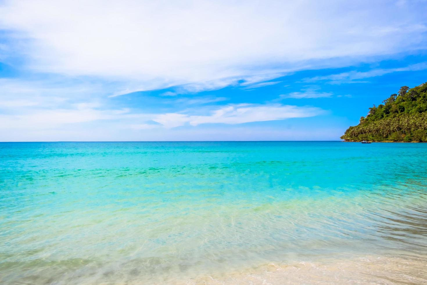 schöner tropischer strand als sommerseelandschaft mit blauem himmel für reise in der urlaubsentspannungszeit, auf naturhintergrund bei koh kood thailand foto