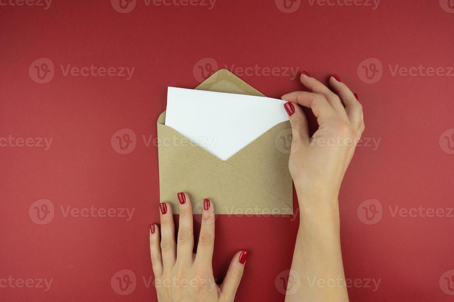 eine frau, die einen brief zum valentinstag ausstellt foto