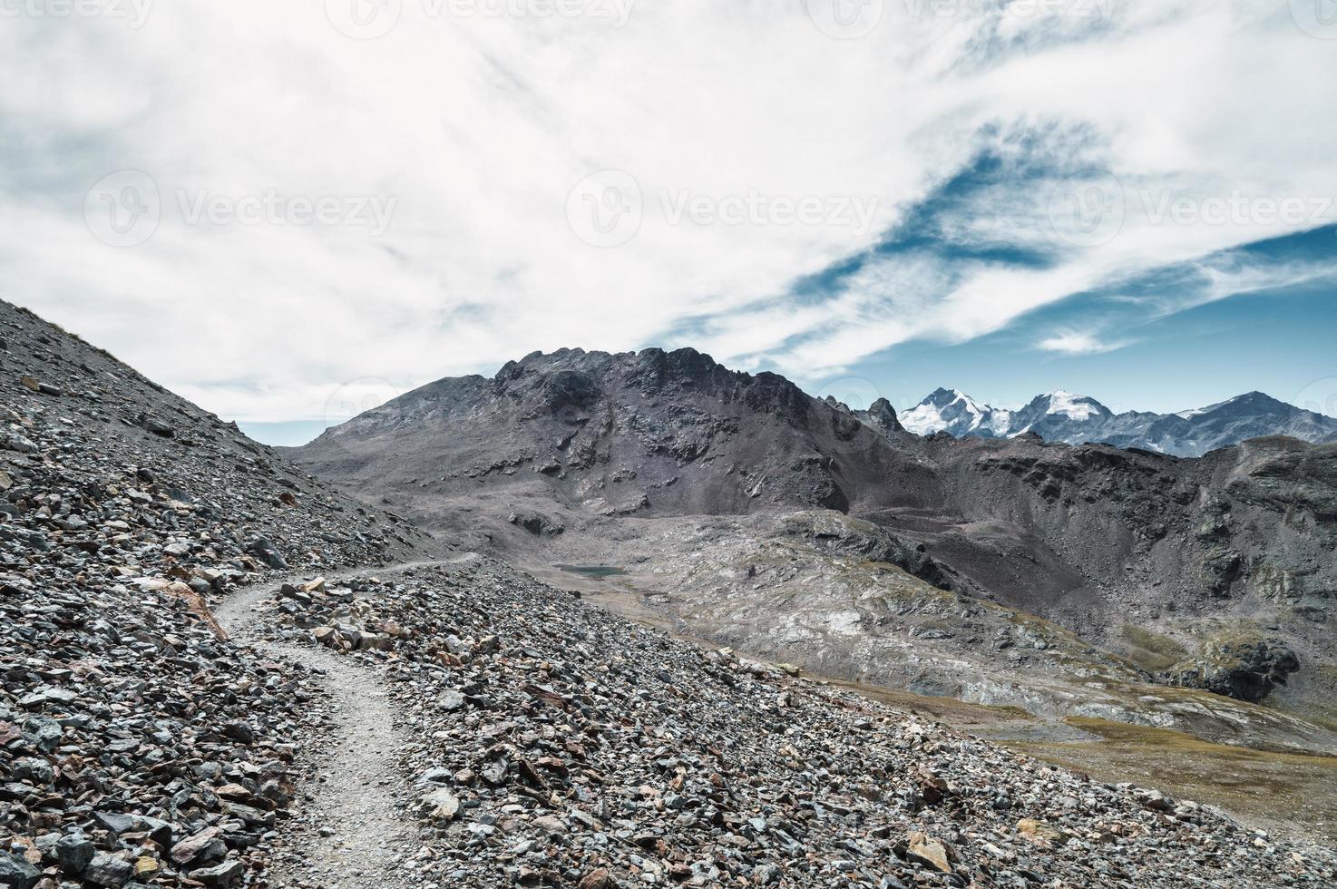 Trail durch steiniges Gelände in den Schweizer Bergen foto