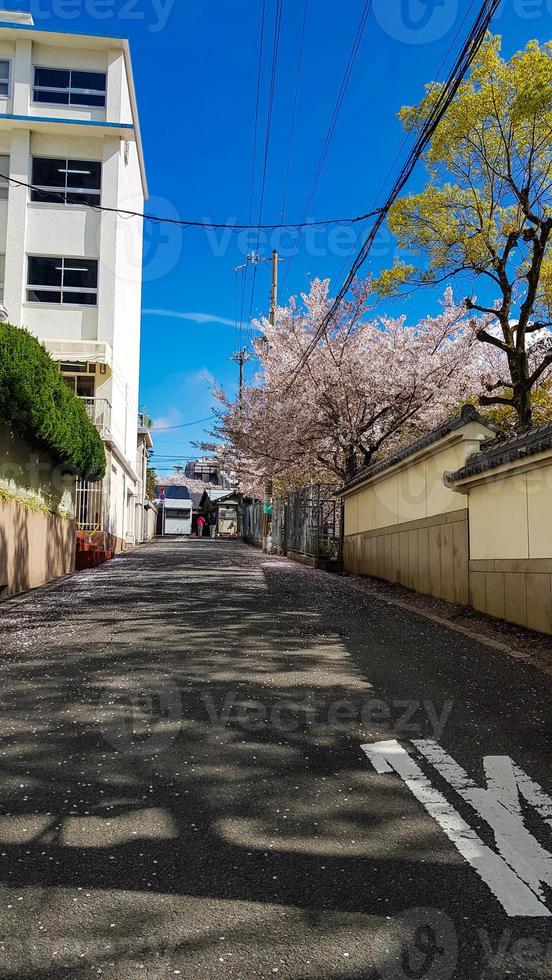 osaka, japan am 10. april 2019. die straßensituation eines wohngebiets in osaka, das eine sehr ruhige atmosphäre hat foto