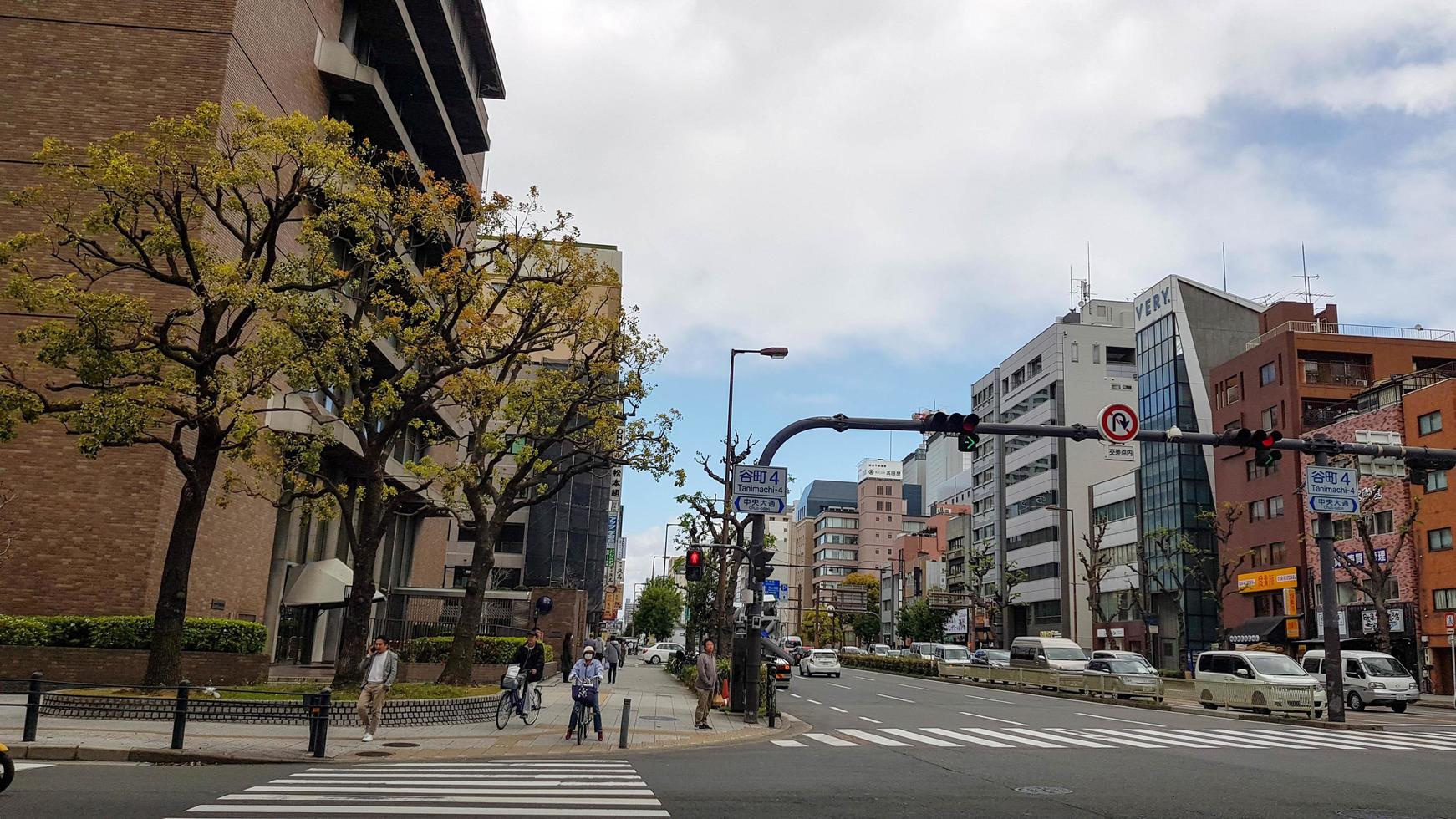 osaka, japan am 10. april 2019. situation an einem fußgängerüberweg, wo sich eine gesunde großmutter mit dem fahrrad auf die überquerung vorbereitet. foto