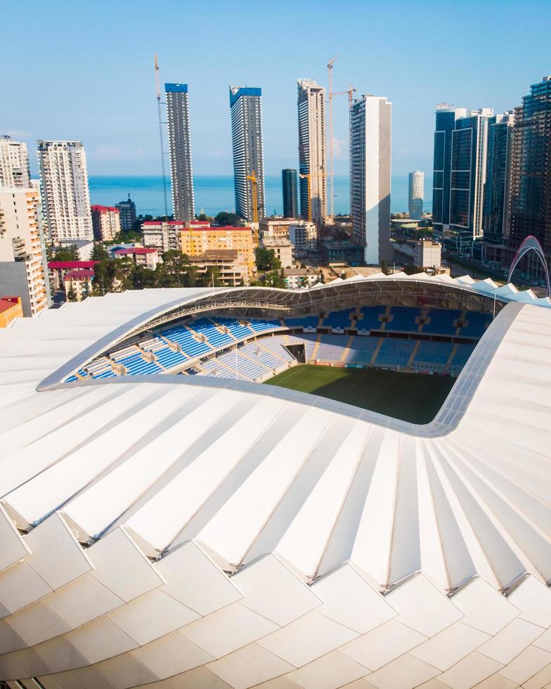 batumi, georgia, 2022 - luftbild übersicht fußballverein fc dinamo batumi stadion adjarabet arena. moderne Architekturgebäude und Fußballstadien foto