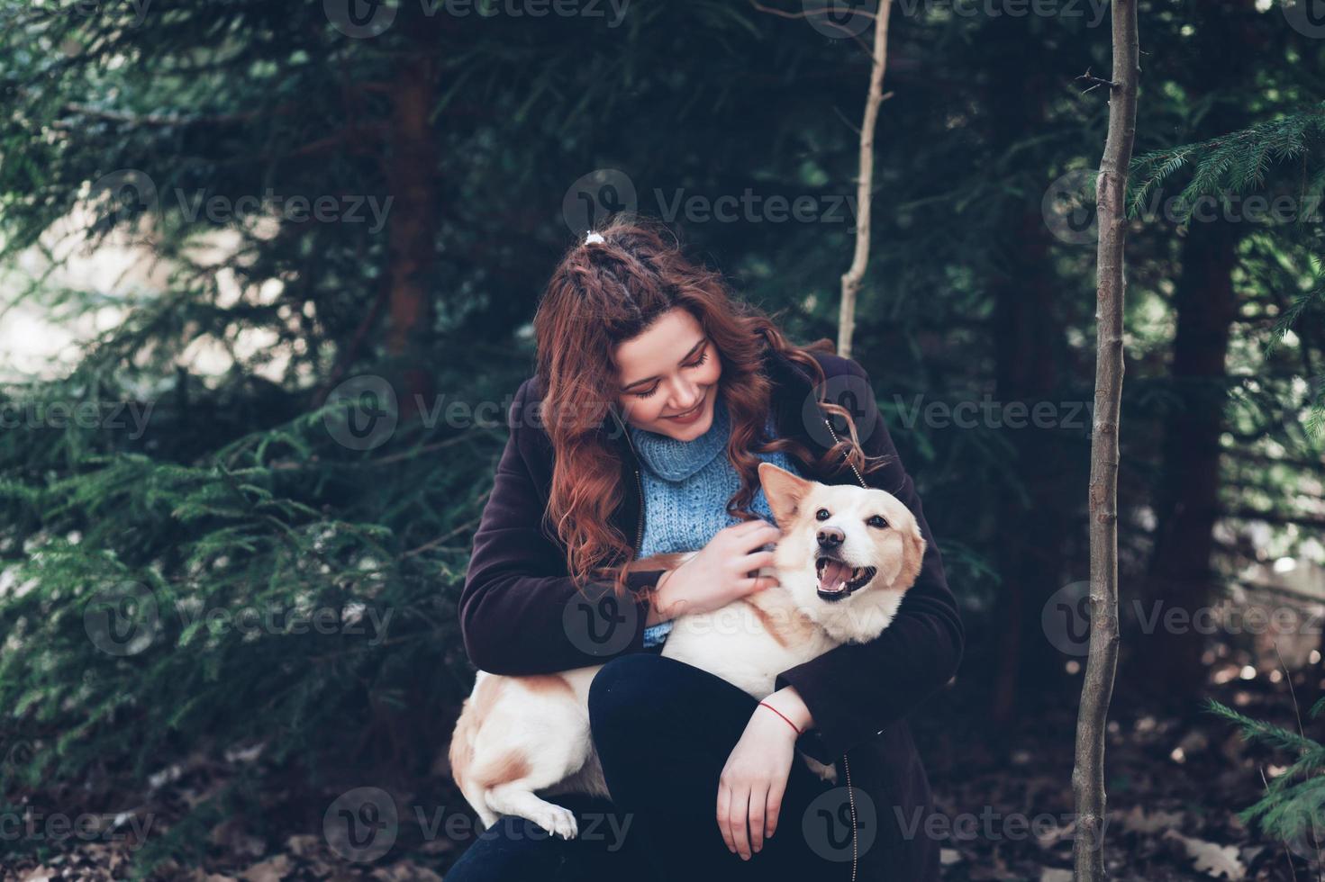 Frau mit ihrem Hund foto