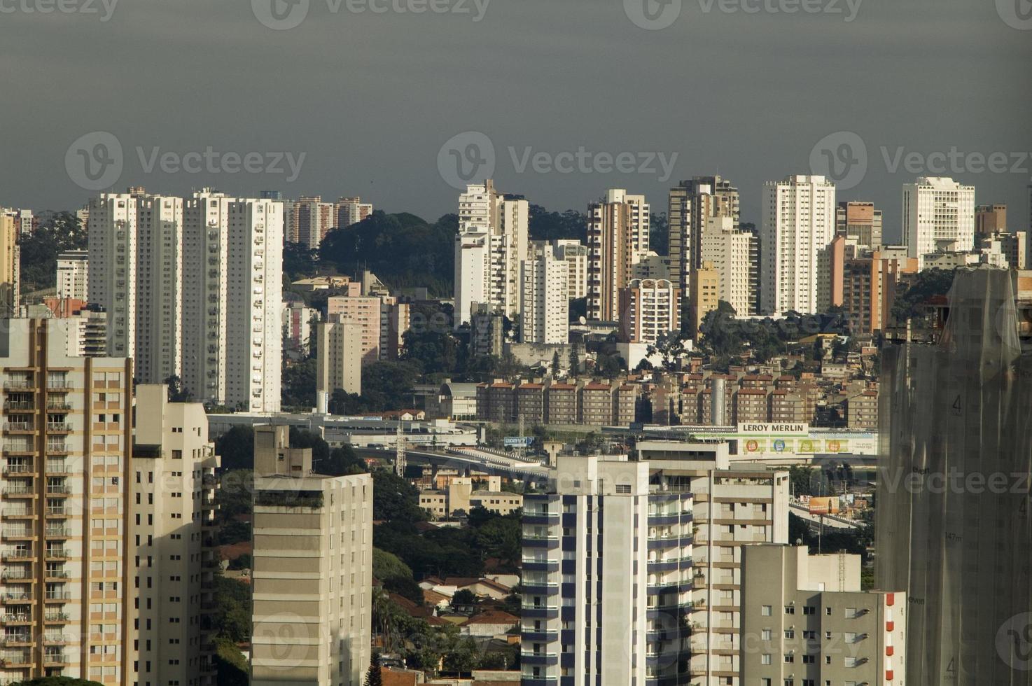 Blick auf die Skyline mit verschiedenen Gebäuden und Wolkenkratzern in der Stadt Sao Paulo foto