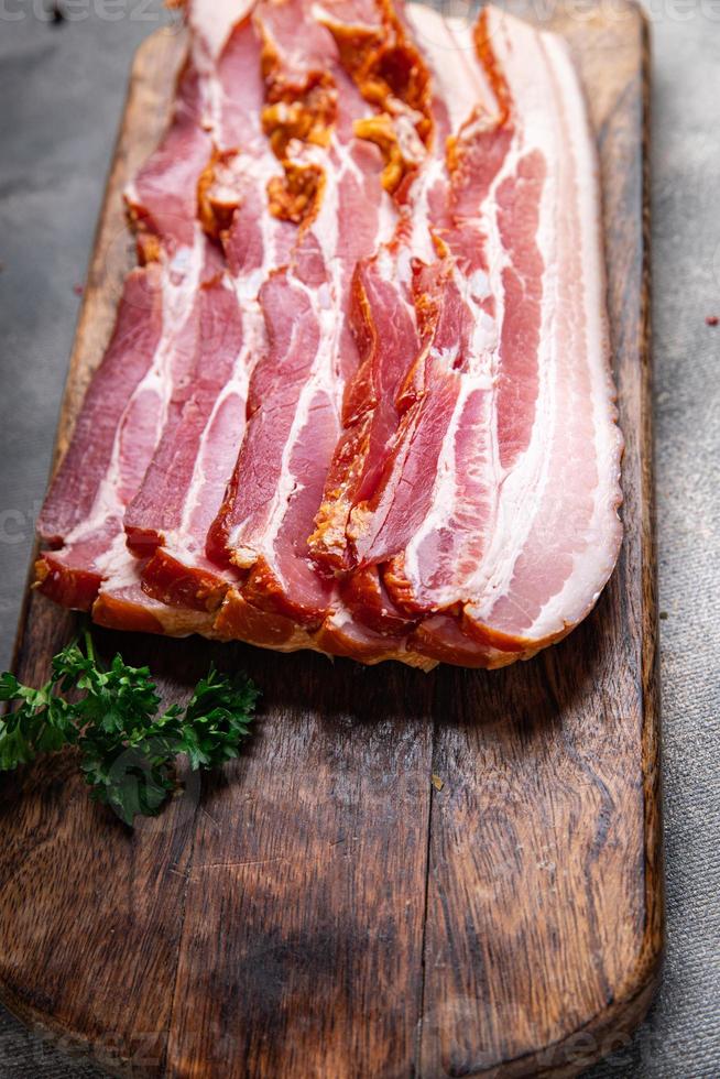 Speckstreifen Schweineschmalz Fleischmahlzeit Snack auf dem Tisch kopieren Raum Essen Hintergrund foto