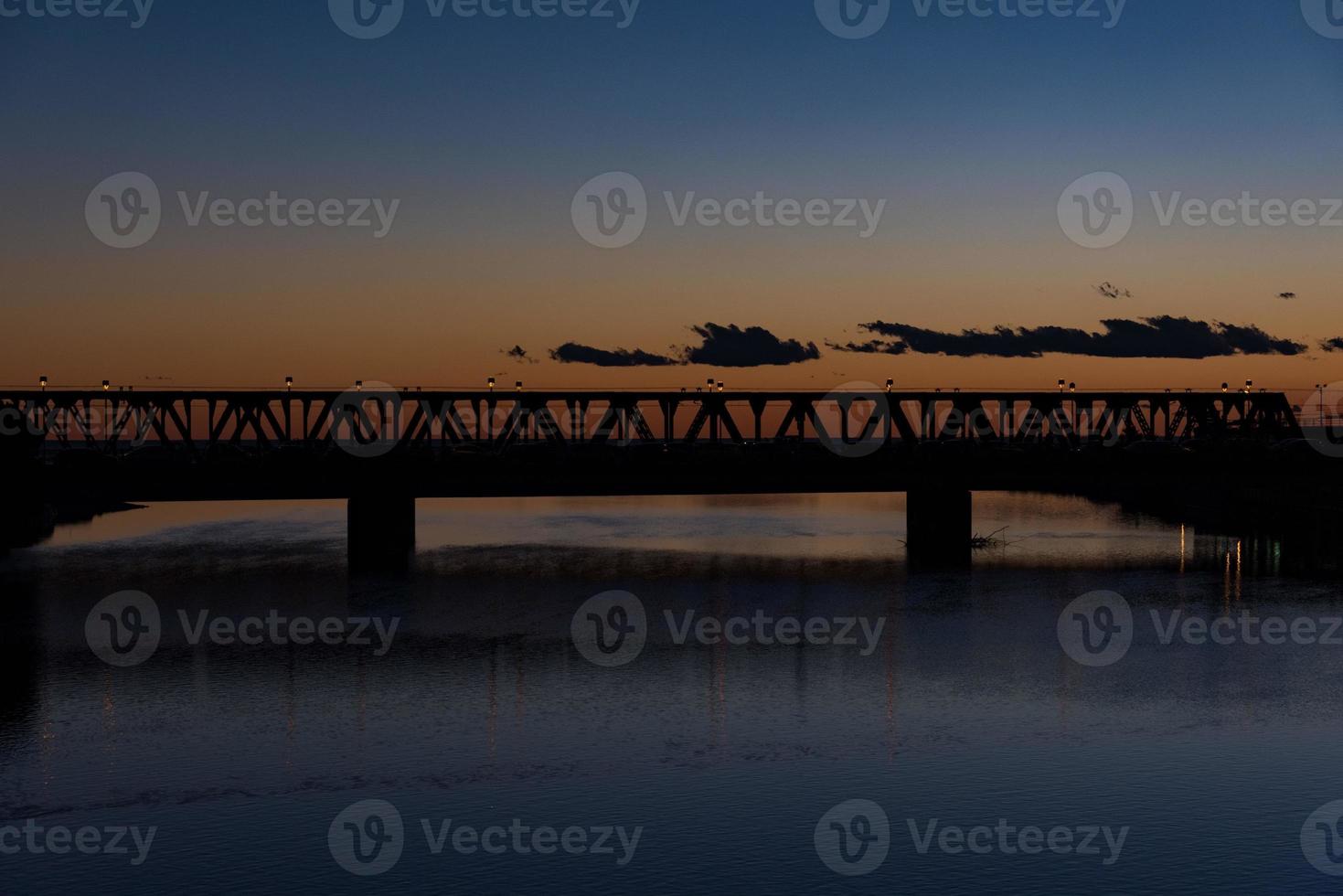 Eisenbrücke bei rotem Sonnenuntergang foto