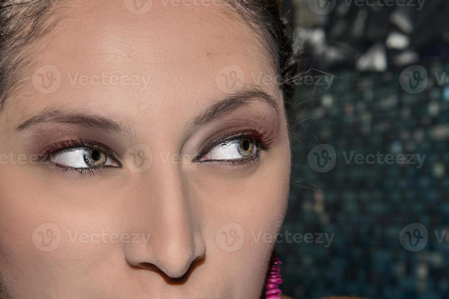 graue und grüne Augen eines schönen Latina-Mädchens foto