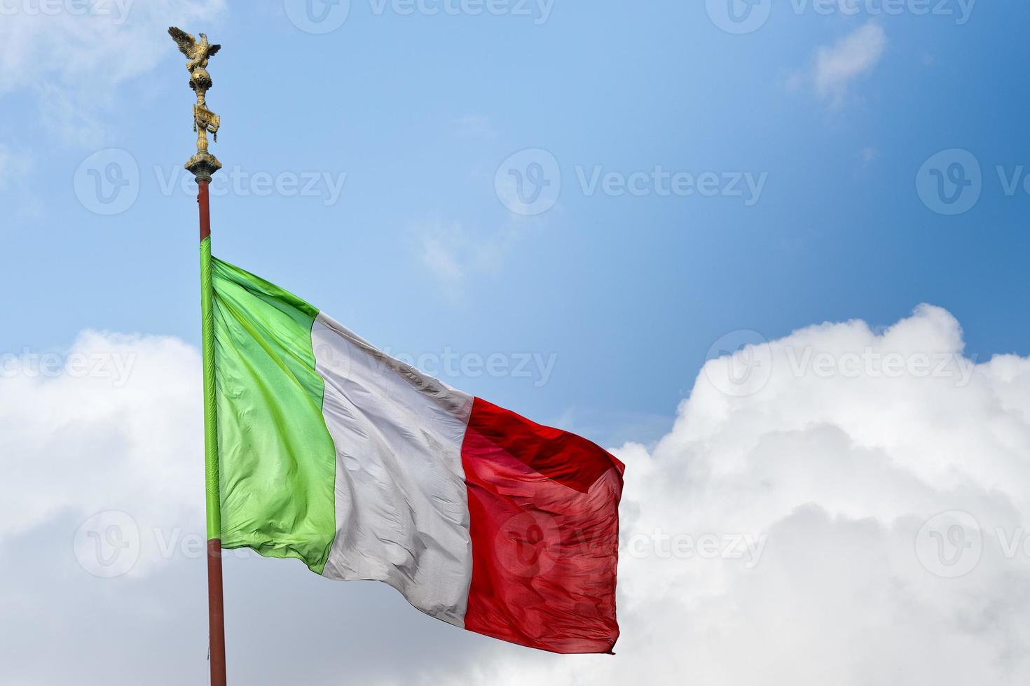 italienische flagge von italien grün weiß und rot foto