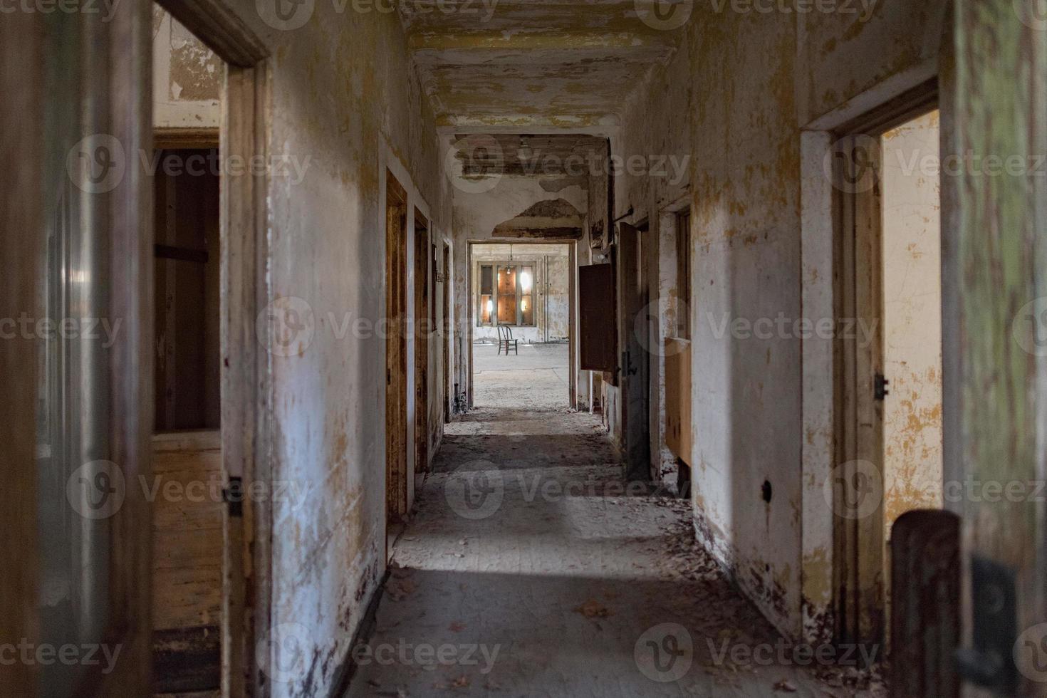 Verlassene Innenräume der psychiatrischen Klinik foto