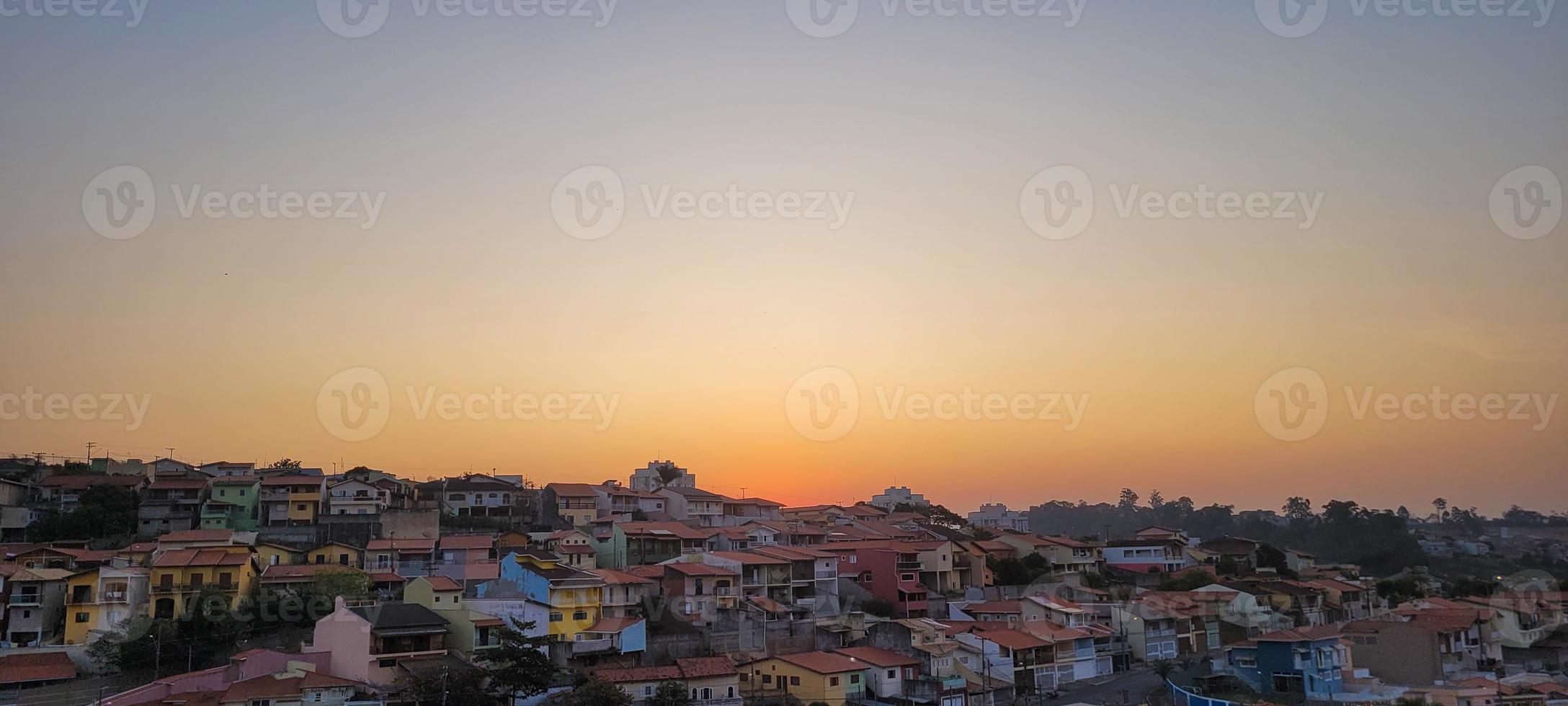 farbenprächtiger sonnenuntergang in der innenstadt mit blick auf die stadtlandschaft brasiliens foto