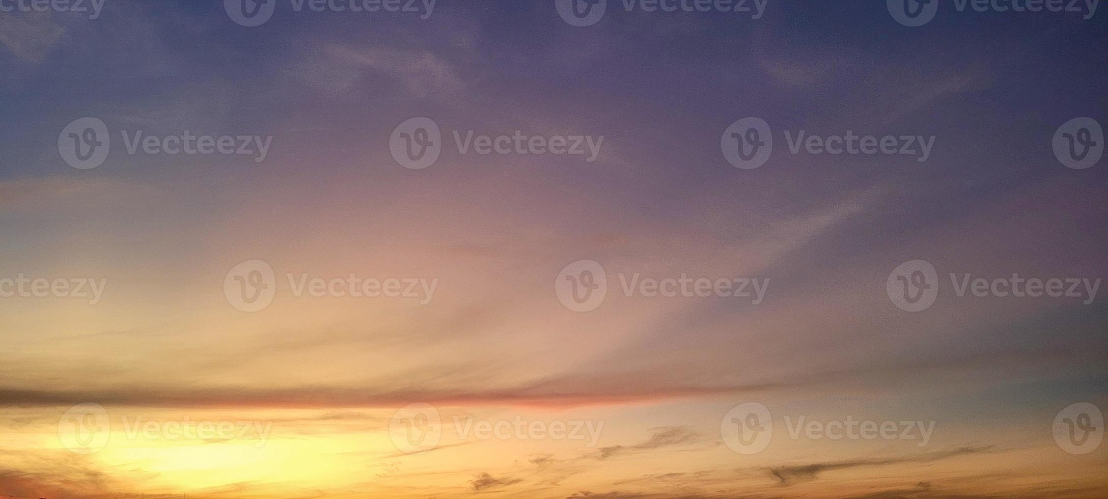 farbenprächtiger sonnenuntergang in der innenstadt mit blick auf die stadtlandschaft brasiliens foto