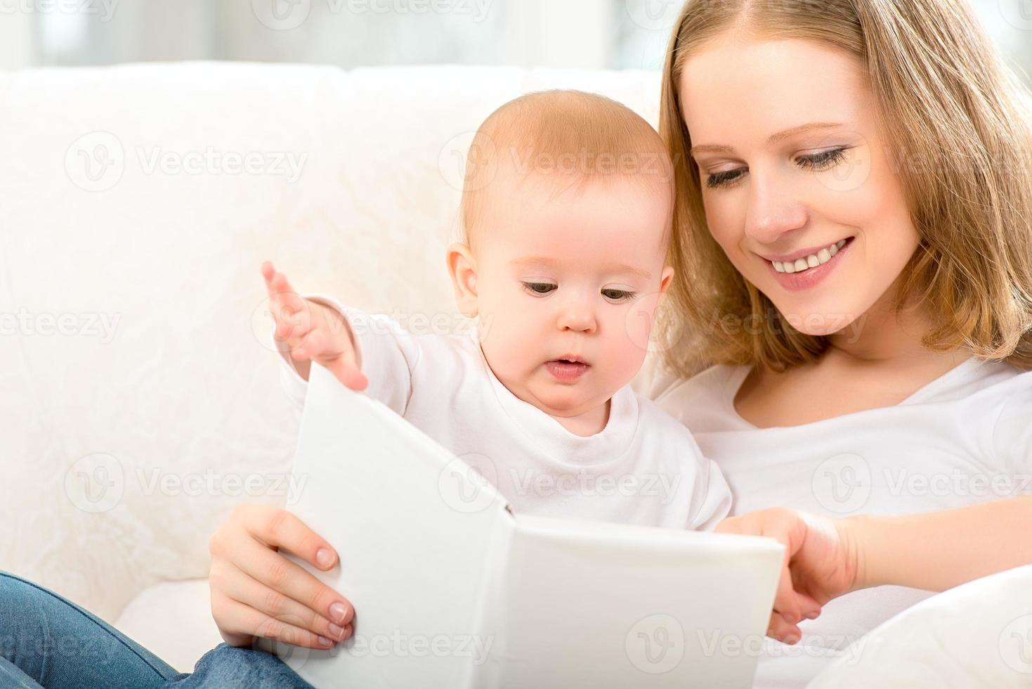 Mutter liest Buch ein kleines Baby foto