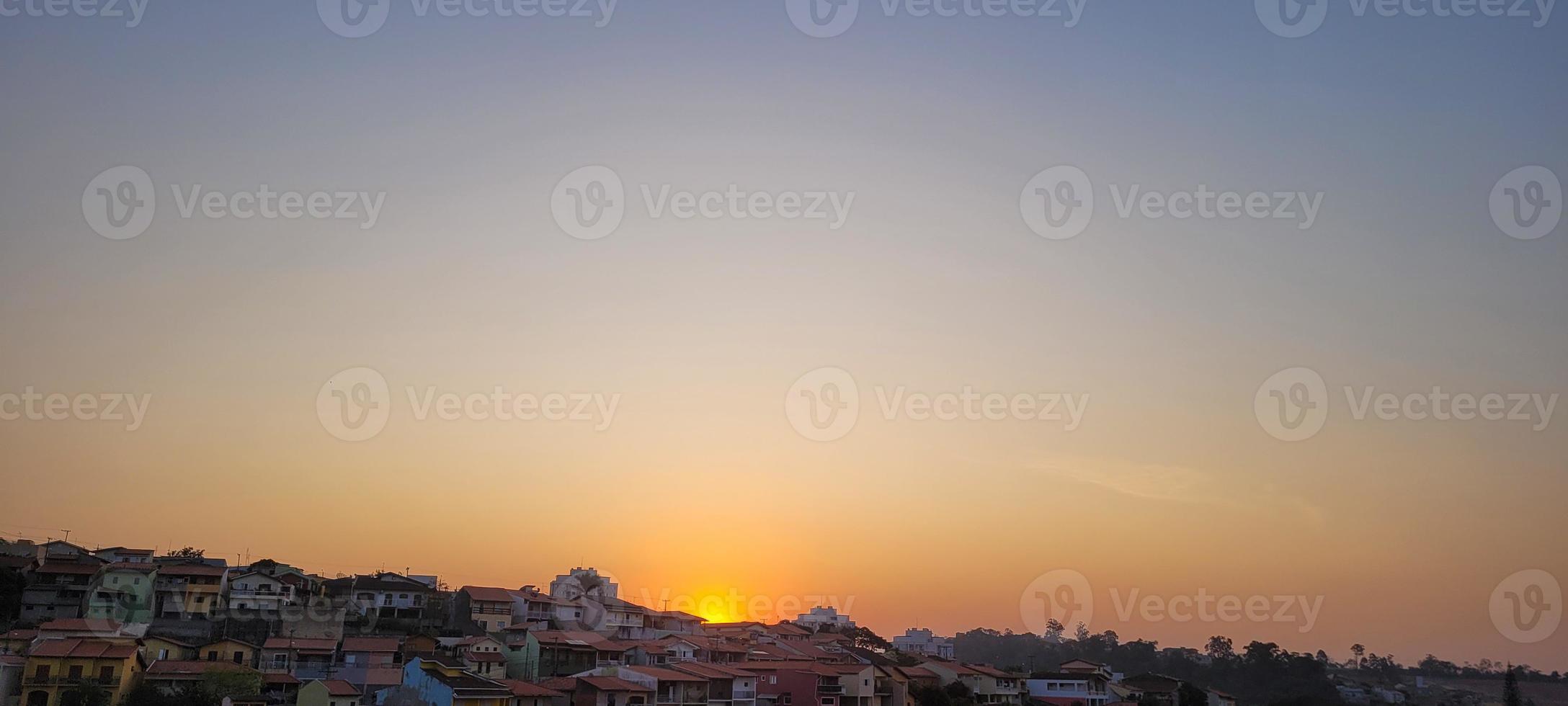 farbenprächtiger sonnenuntergang in der innenstadt mit blick auf die stadtlandschaft brasiliens foto