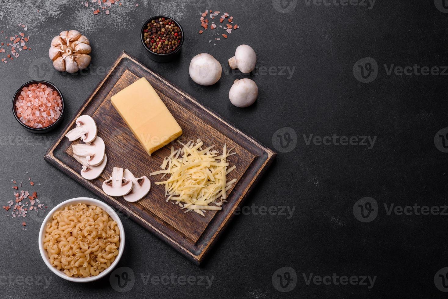 rohe Nudeln, Pilze, Zwiebeln, Hackfleisch, Gewürze und Kräuter zu einer köstlichen Paste foto