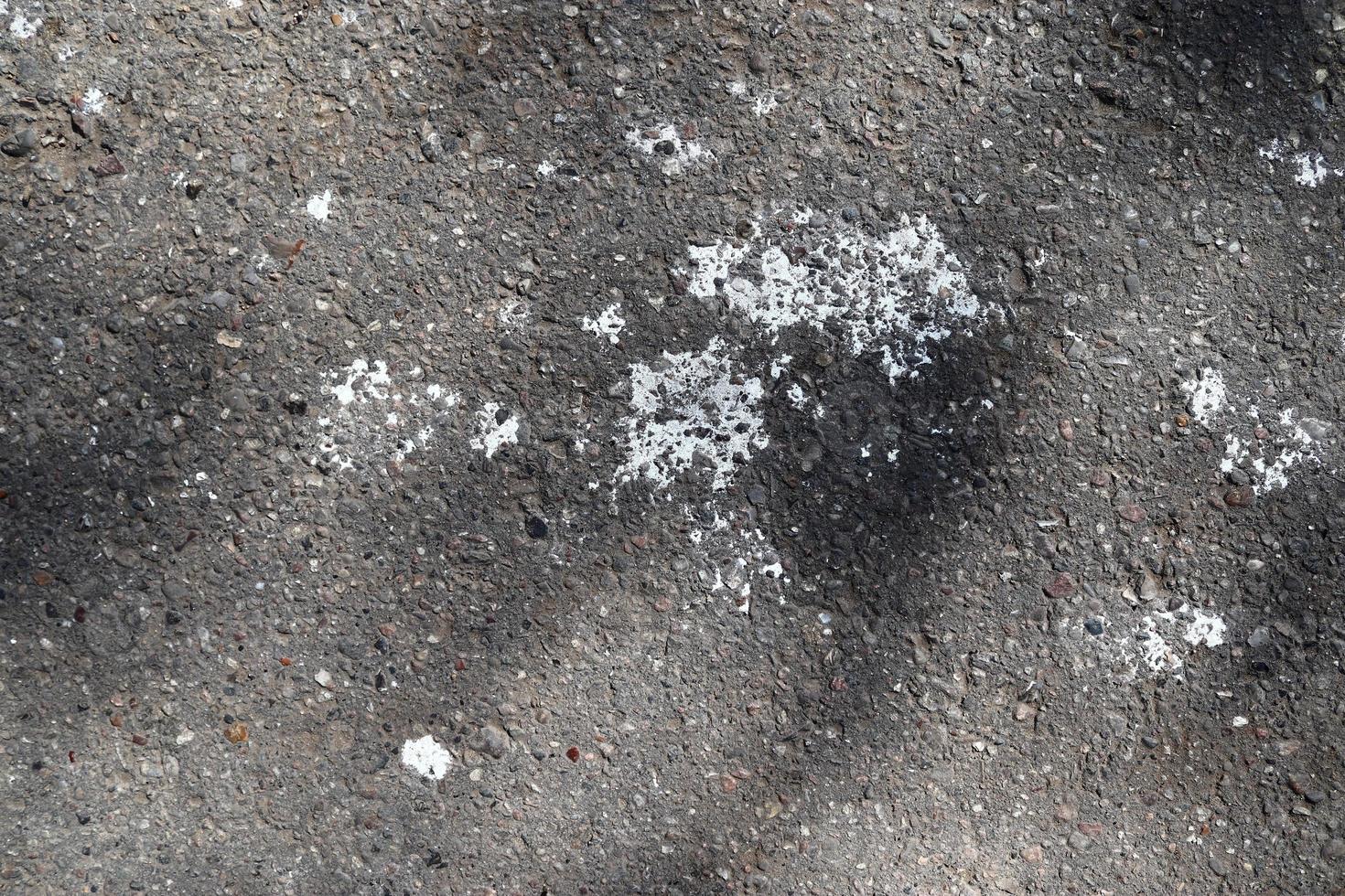 Detailansicht auf Asphaltoberflächen verschiedener Straßen und Straßen mit Rissen foto