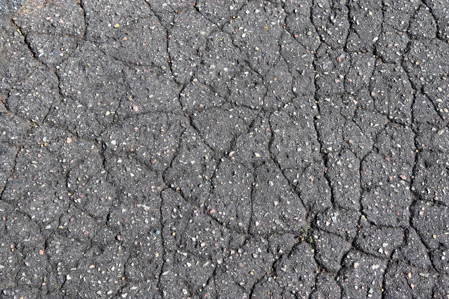 Detailansicht auf Asphaltoberflächen verschiedener Straßen und Straßen mit Rissen foto