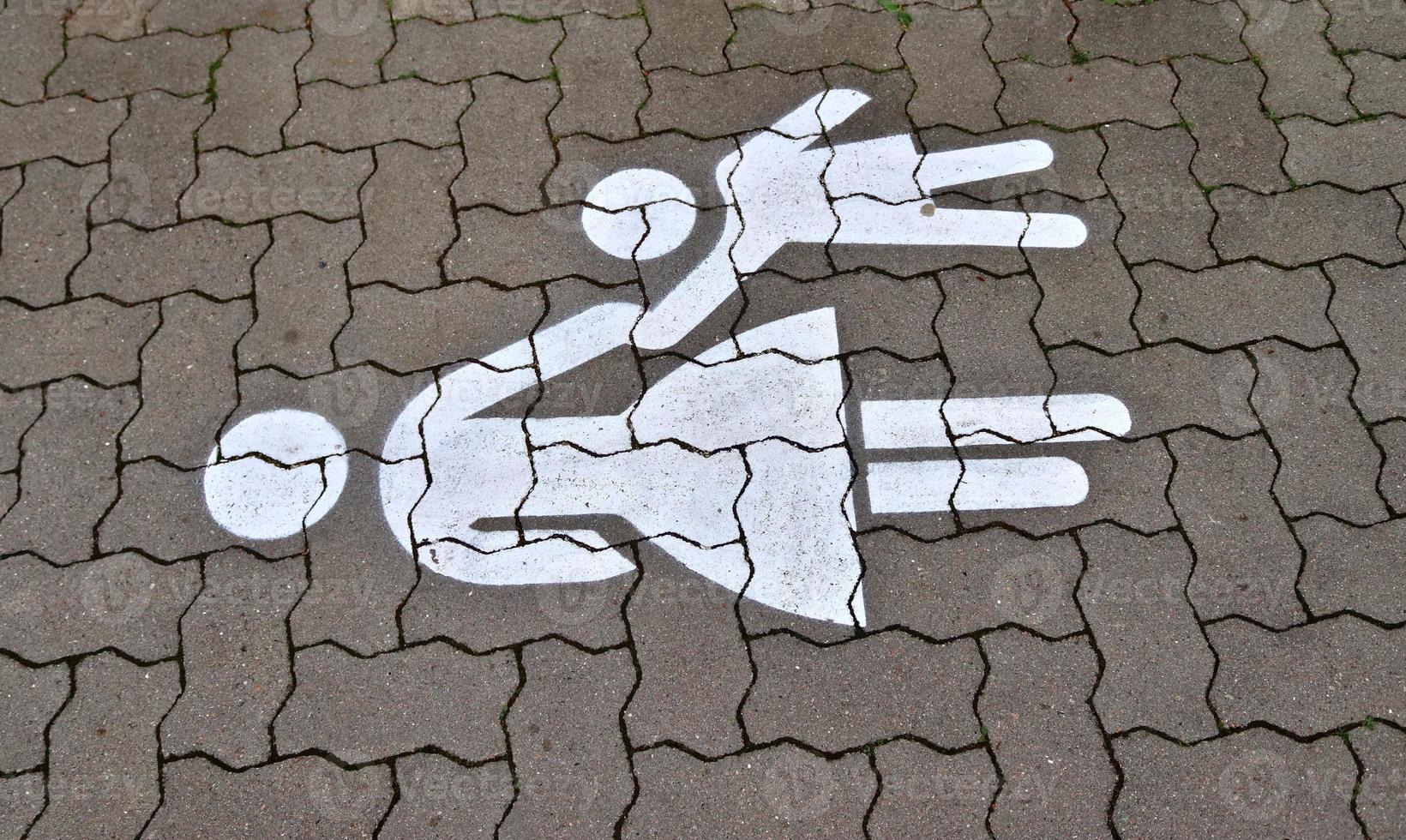 Detailansicht auf Asphaltoberflächen verschiedener Straßen und Straßen mit Rissen foto