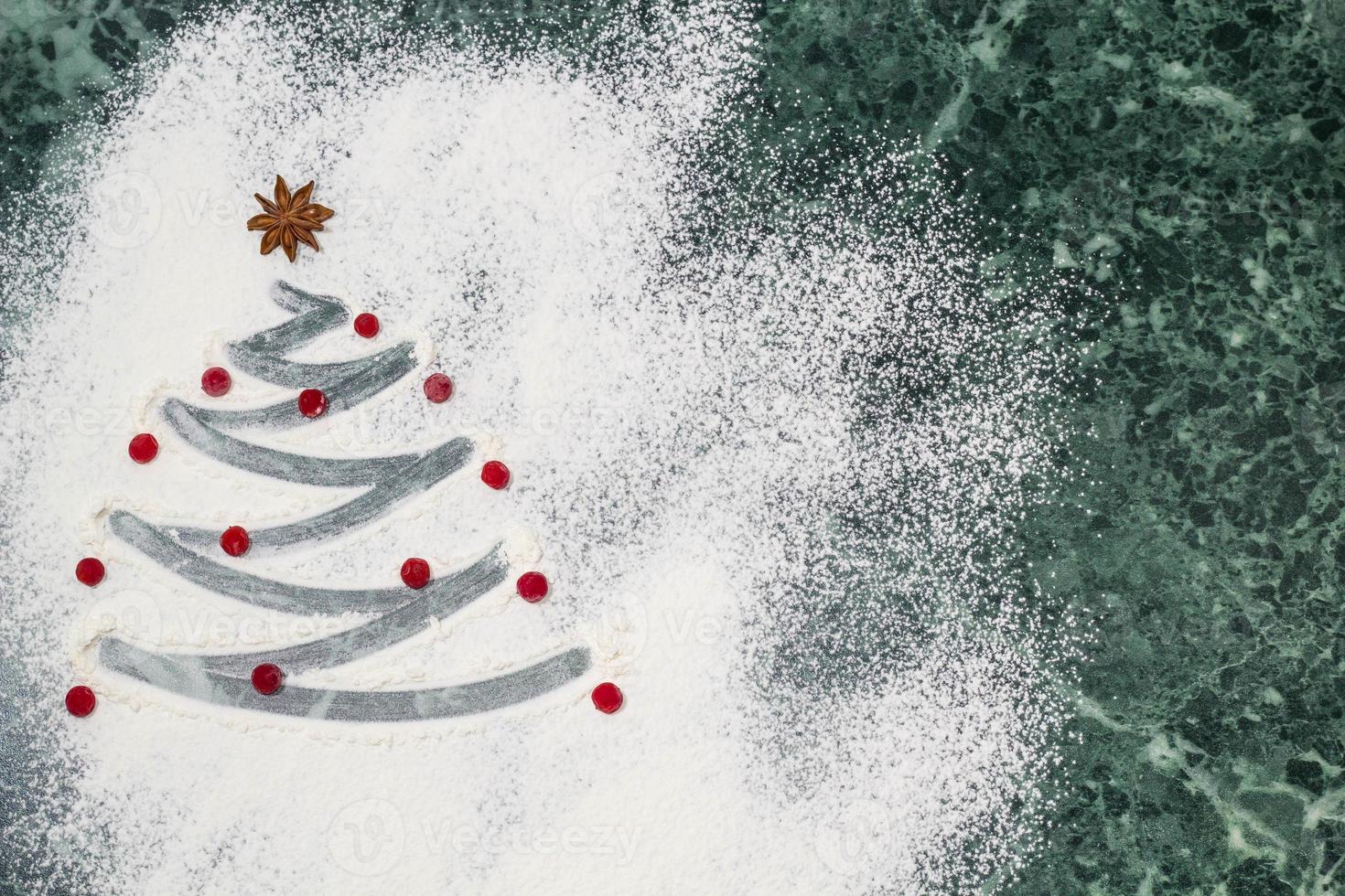 weihnachtsbaum mit mehl, beeren und anissterngewürzen als dekoration - hausgemachtes backen foto
