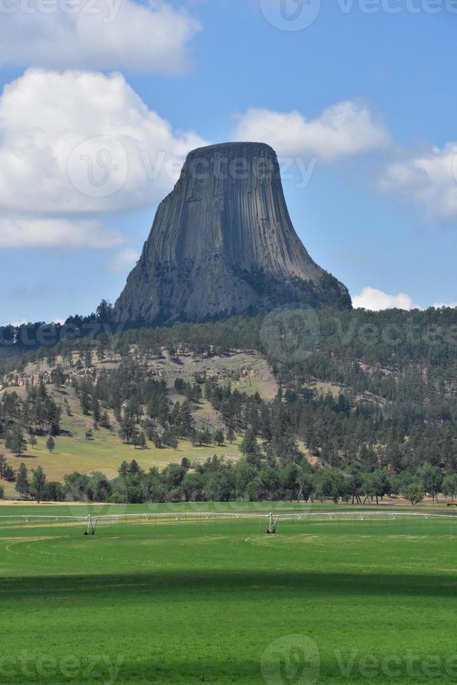 atemberaubender Blick auf den Turm des Teufels mit flauschigen weißen Wolken foto