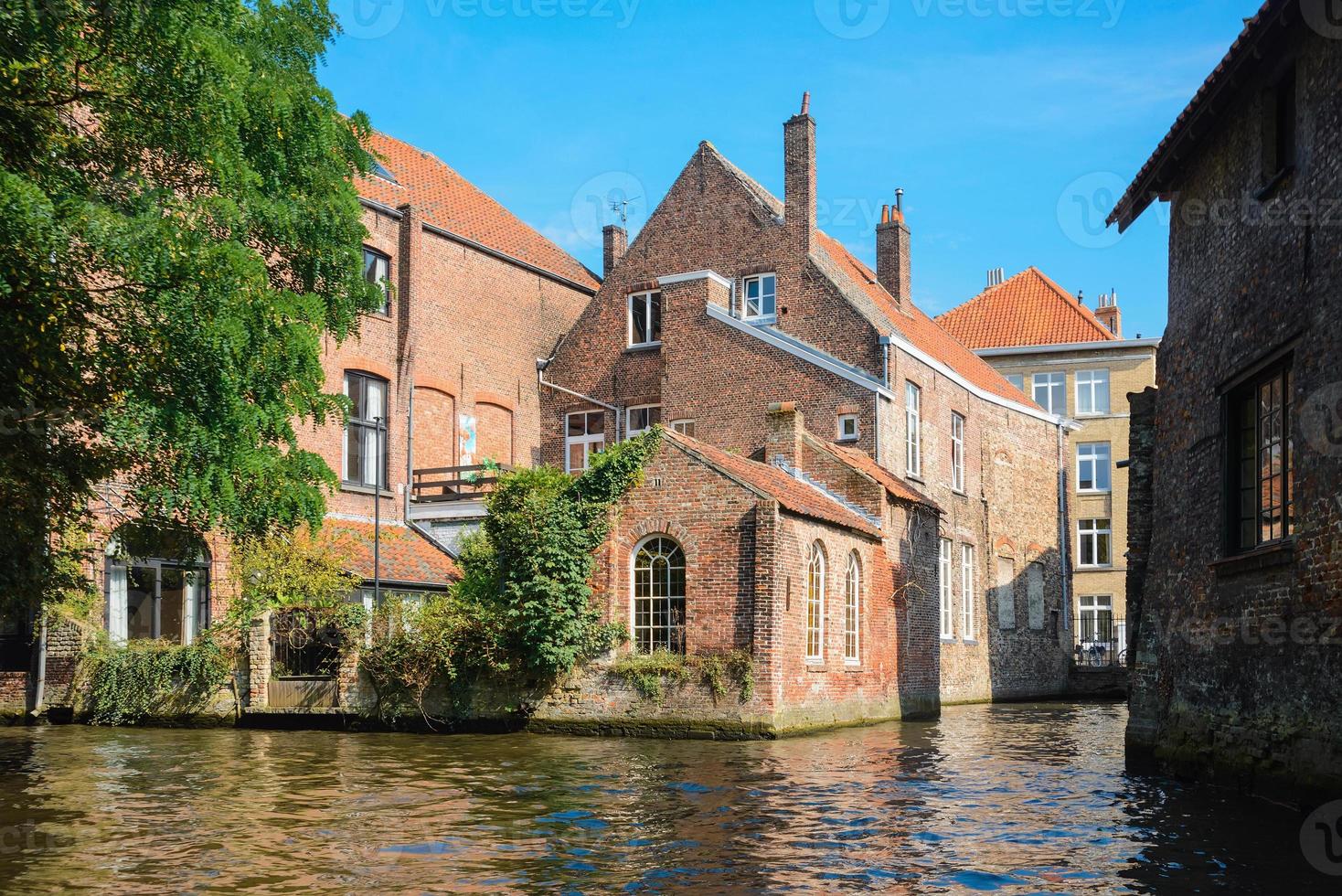 Blick vom Kanal auf alte Kaufmannshäuser aus Backstein in Brügge, Belgien. alte mittelalterliche stadtansicht europas. foto