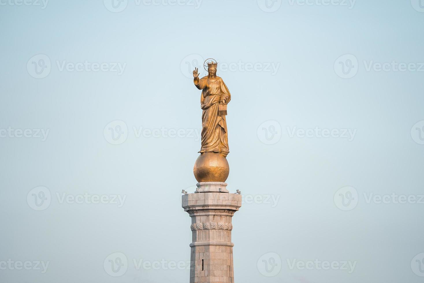 Low Angle Nahaufnahme der Statue der goldenen Madonna mit blauem Himmel im Hintergrund foto