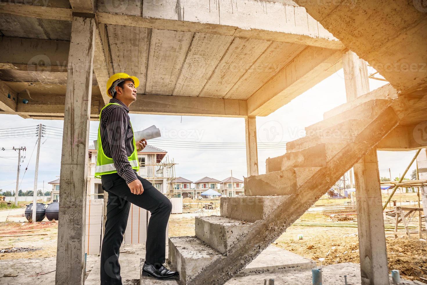 professioneller ingenieurarbeiter auf der baustelle des hausbaus foto