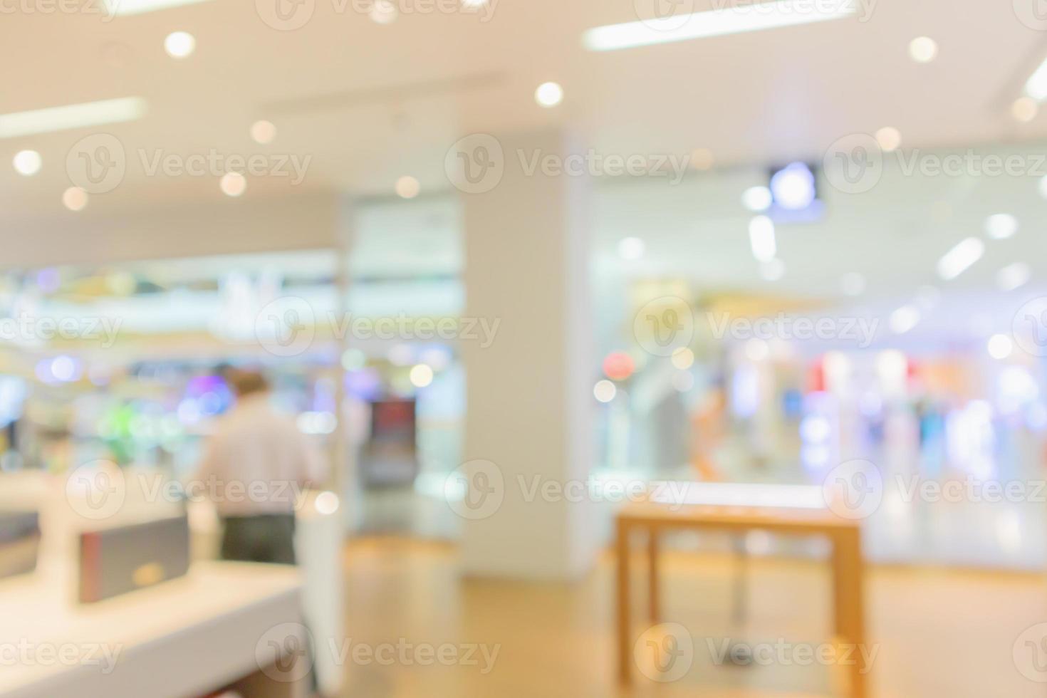 Handy im Innenraum des Elektronikgeschäfts mit abstraktem unscharfem Hintergrund des Kunden foto