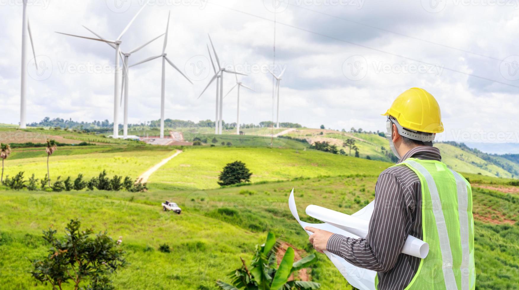 ingenieurarbeiter auf der baustelle des windturbinenkraftwerks foto