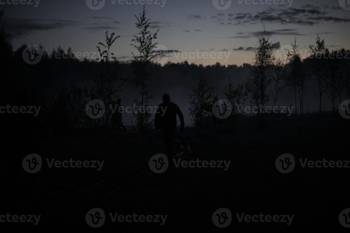 Mann im Nebel auf dem See. am frühen morgen im wald. foto