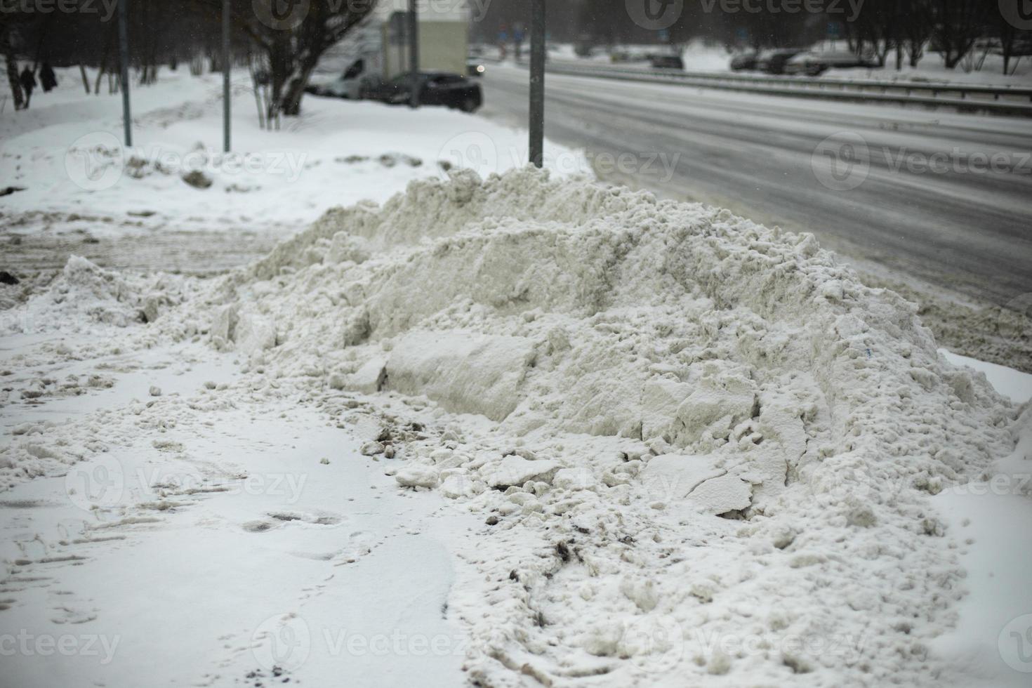 Schnee am Straßenrand. Schnee von der Strecke entfernt. foto